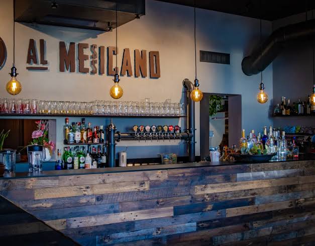 Il bancone di Al Messicano a Mogliano Veneto con la selezione di mezcal