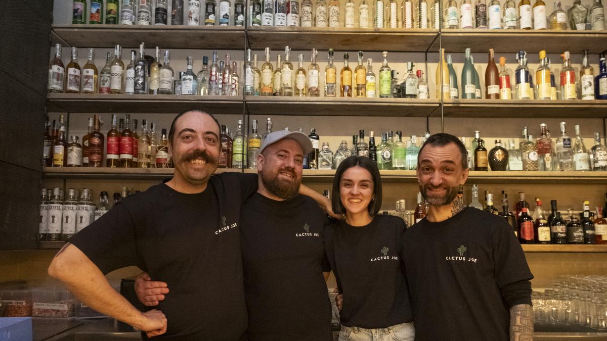 Il team di Cactus Joe dietro il bancone dell'agaveria di Milano, tra bottiglie di tequila e mezcal