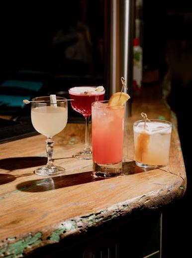 Cocktail al bancone di Gighi's a Jesolo, dove bere tequila e mezcal in Veneto