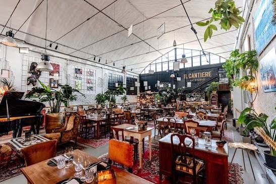 Sala del cocktail bar Il Cantiere a Treviso, loft industriale con galleria d'arte