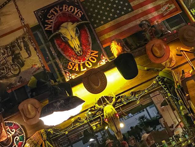 Insegna del Nasty Boys Saloon a Treviso